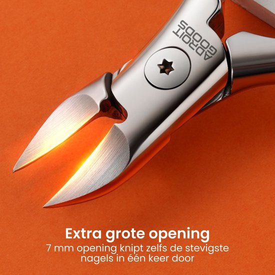 close-up van een roestvrijstalen nagelknipper met extra grote opening en scherp lemmet