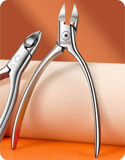 Twee metalen manicure knipgereedschappen op een oranje en beige achtergrond staand.