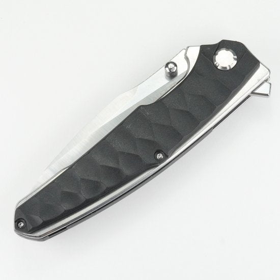 gesloten inklapbaar mes met zwart handvat en roestvrijstalen lemmet in moderne stijl
