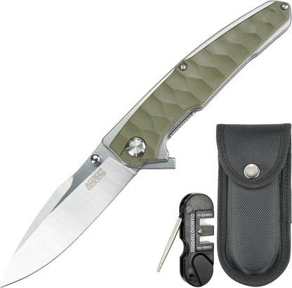 Opvouwbaar zakmes met groen handvat, metalen lemmet en zwarte slijper met etui erbij