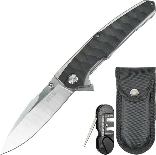 Vouwmes met zilveren lemmet, zwart handvat met textuur, slijper en hoesje naast elkaar geplaatst.