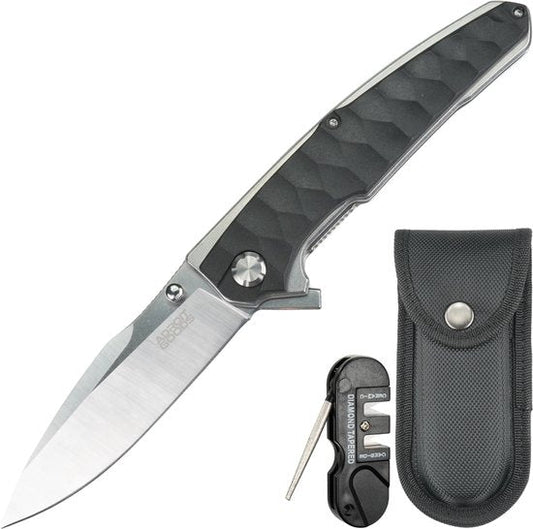 Vouwmes met zilveren lemmet, zwart handvat met textuur, slijper en hoesje naast elkaar geplaatst.