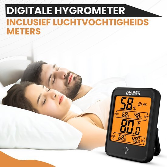 Mensen die ontspannen slapen naast een digitale vochtigheidsmeter met geel display