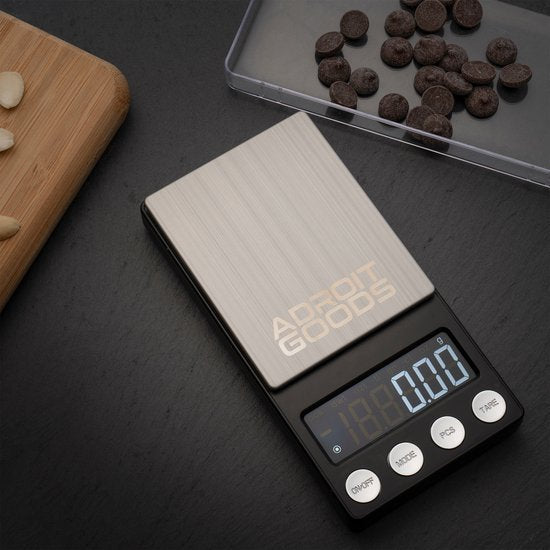 digitale keukenweegschaal met metalen weegplateau en blauw verlicht scherm in zwarte behuizing