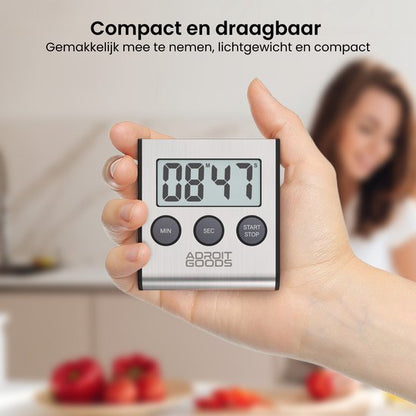 Hand houdt compacte digitale timer met start- en stoptimerfunctie in keukenomgeving
