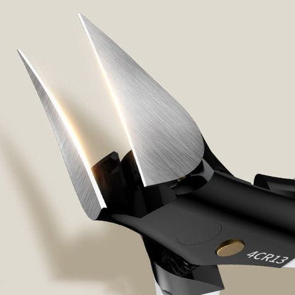 Detail van scherp roestvrijstalen blad met zwarte handgreep en gouden schroefverbinding