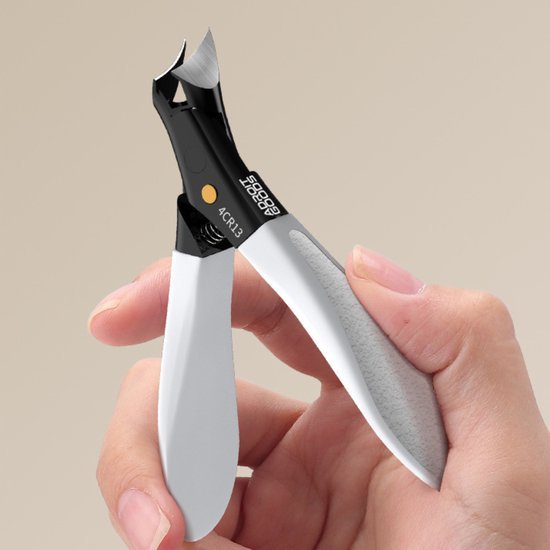 Hand die een witte nagelknipper met zwarte kop vasthoudt op een neutrale achtergrond