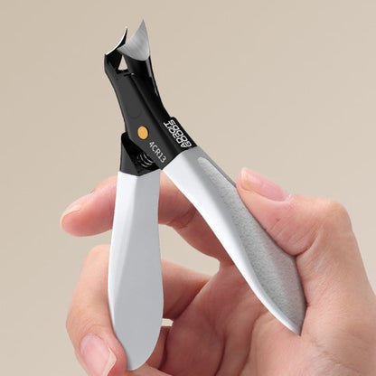 Hand die een witte nagelknipper met zwarte kop vasthoudt op een neutrale achtergrond