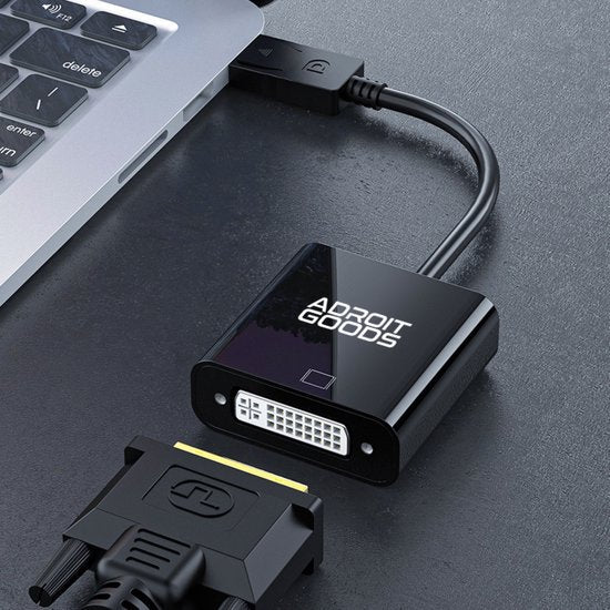 Zwarte AdroitGoods adapter van HDMI naar DVI verbonden met laptop op grijze ondergrond