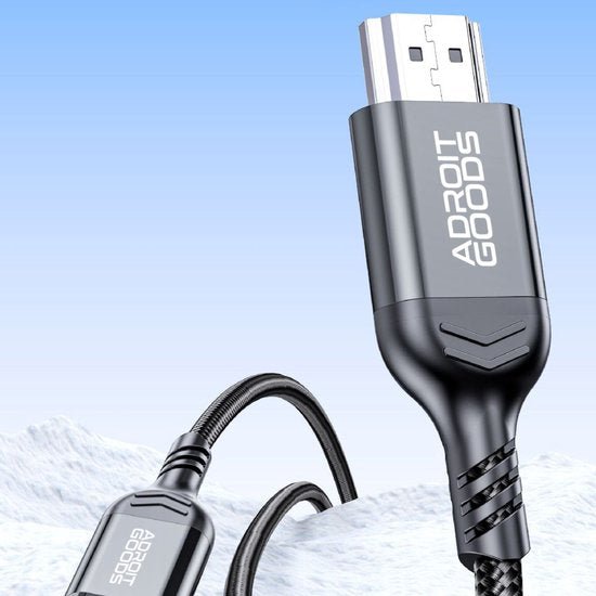 Zwarte AdroitGoods kabel met stevige connectoren en gevlochten buitenlaag tegen blauwe achtergrond