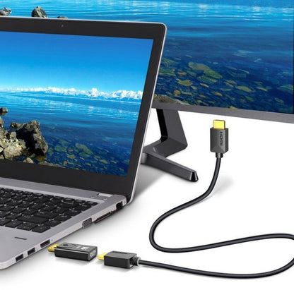 Laptop verbonden met extern scherm via HDMI-kabel met heldere natuurweergave op beide schermen