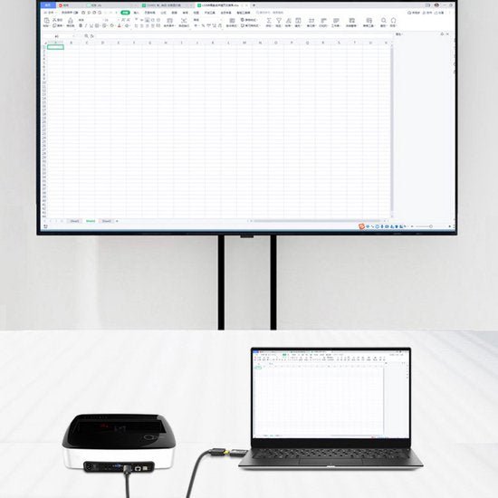 Laptop en projector verbonden met spreadsheets op een witte achtergrond in een kantooromgeving