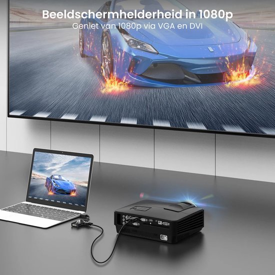 Zwarte projector aangesloten op laptop met raceauto die vlammen toont op groot scherm in 1080p resolutie