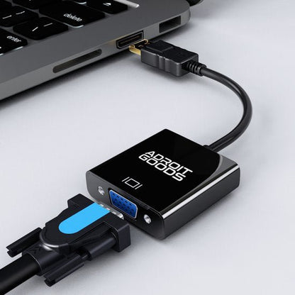 Zwarte AdroitGoods adapter met HDMI naar VGA aansluiting verbonden met laptoppoort.