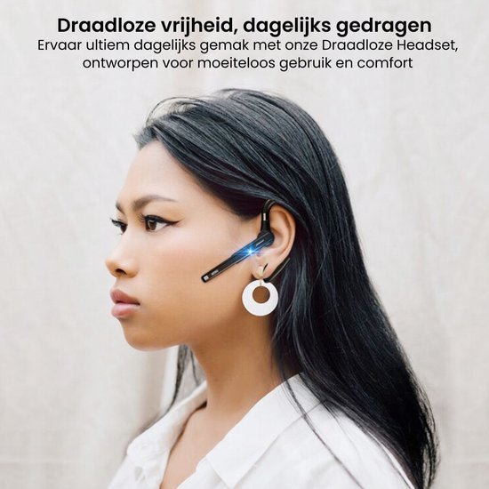 Vrouw met zwart haar draagt een modern draadloos headset met blauwe LED-lichtjes op beige achtergrond.