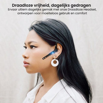 Vrouw met zwart haar draagt een modern draadloos headset met blauwe LED-lichtjes op beige achtergrond.