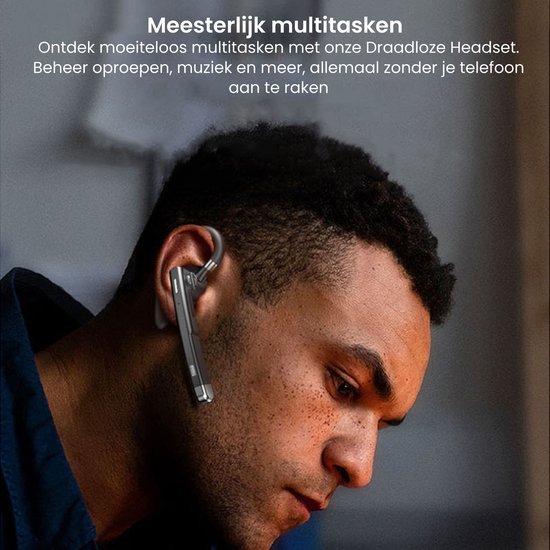 Close-up van man die draadloze headset draagt en gefocust kijkt zonder telefoon vast te houden