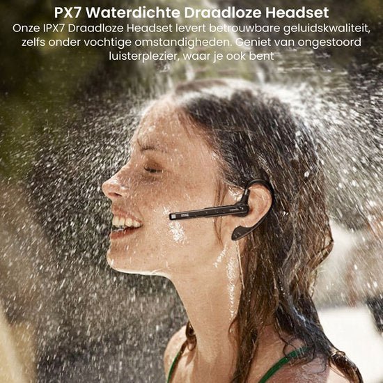 Vrouw draagt waterdichte draadloze headset onder stromend water met een glimlach