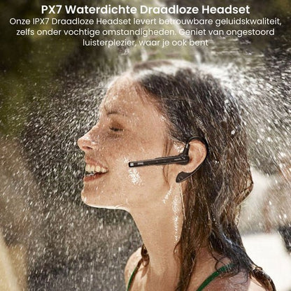 Vrouw draagt waterdichte draadloze headset onder stromend water met een glimlach