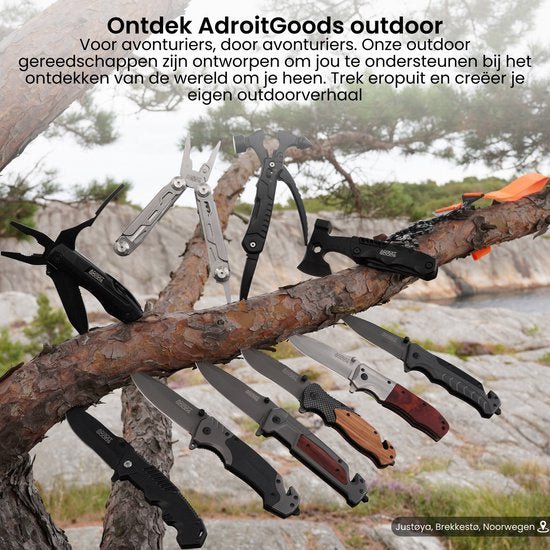 Diverse outdoor multitools en messen hangend aan tak in natuurlijke bosomgeving nabij water