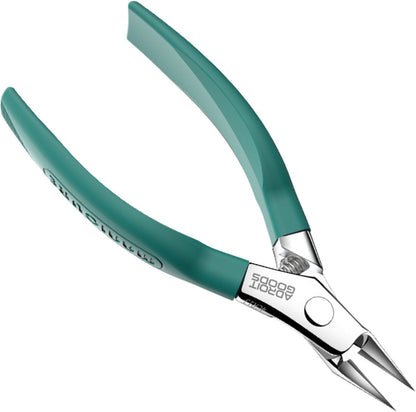 Groene tang met scherpe punt en metalen verbinding, professionele kwaliteit gereedschap.