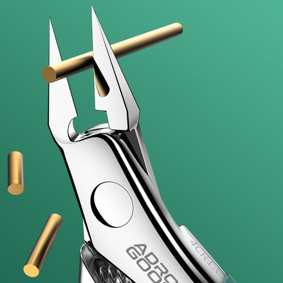 Zilverkleurige multifunctionele tang met scherpe punten en gouden cilinders op groene achtergrond