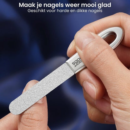 Hand die een metalen nagelvijl vasthoudt om nagels glad te maken tegen een blauwe achtergrond