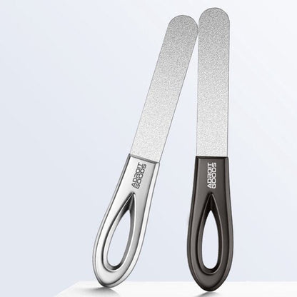 Twee metalen nagelvijlen met open handvatten, één zilver en één zwart, staand tegen een lichte achtergrond