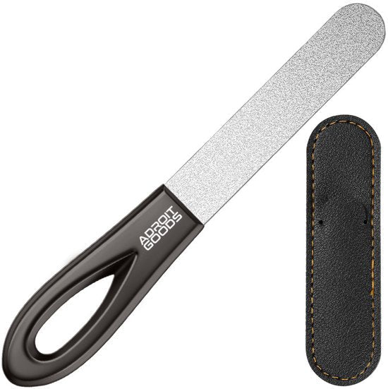 Nagelvijl met zwart handvat en een bijpassend beschermhoesje van leer in zwart