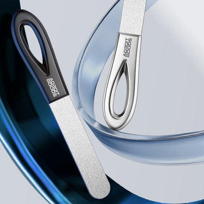 twee metalen nagelvijlen met zwarte en zilveren handvatten op glanzende oppervlakken