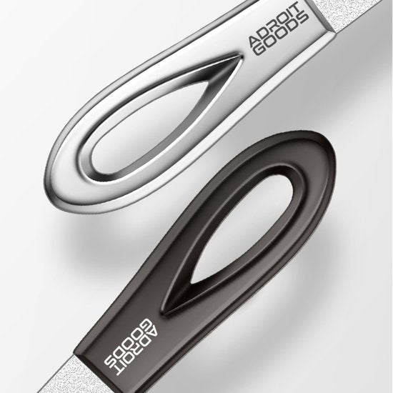 close-up van twee comfortabele handgrepen in zilver en zwart met AdroitGoods logo zichtbaar