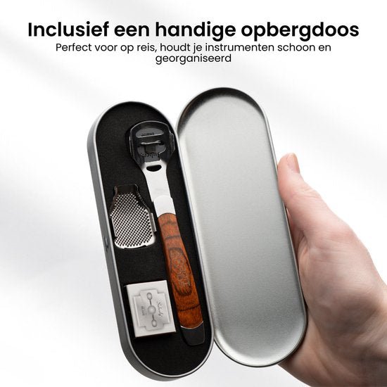 Hand die een metalen opbergdoos opent met daarin een schaaf en een mesje met houten handvat