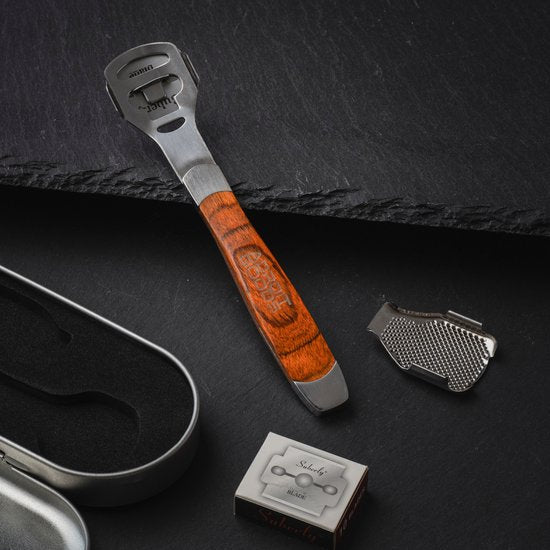 Flesopener met houten handvat en metalen accessoires op zwarte ondergrond