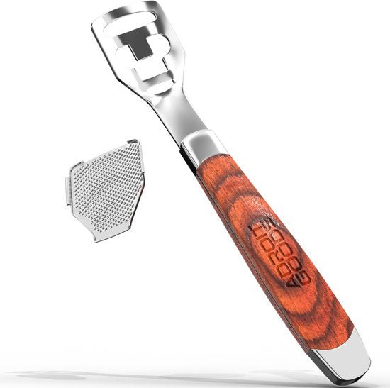 flessenopener met roestvrijstalen kop en houten handvat naast een metalen raspje