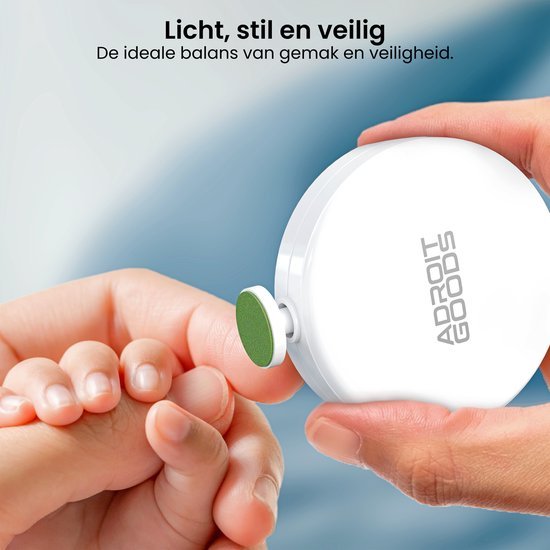 Handen gebruiken een klein wit apparaat met groen polijstopper voor voetverzorging veilig en stil