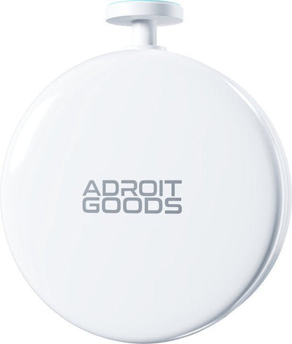 witte ronde draadloze oplader met merknaam Adroit Goods gedrukt in het midden