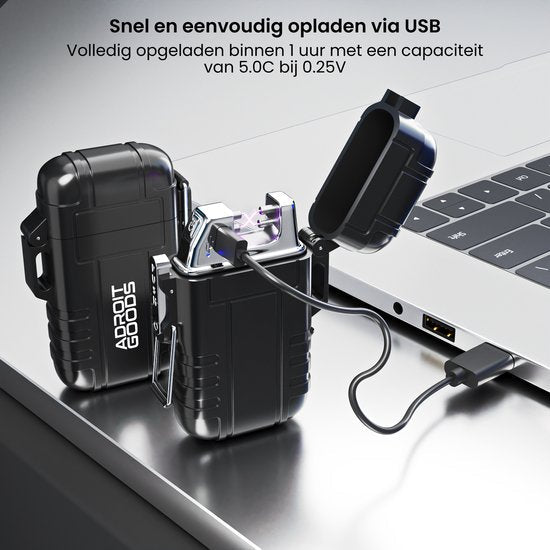 Zwarte draagbare oplader van AdroitGoods aangesloten op laptop via USB-kabel voor snel opladen.