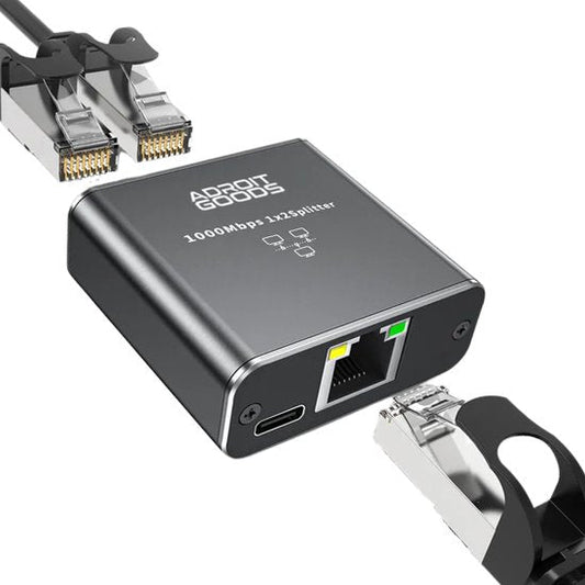 Zwarte netwerksplitser van AdroitGoods met ethernet- en USB-C-poorten en twee aangesloten kabels