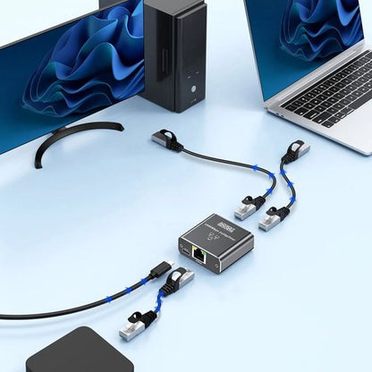 Compact zwarte netwerkadapter met verschillende netwerkkabels en verbonden apparaten op bureau