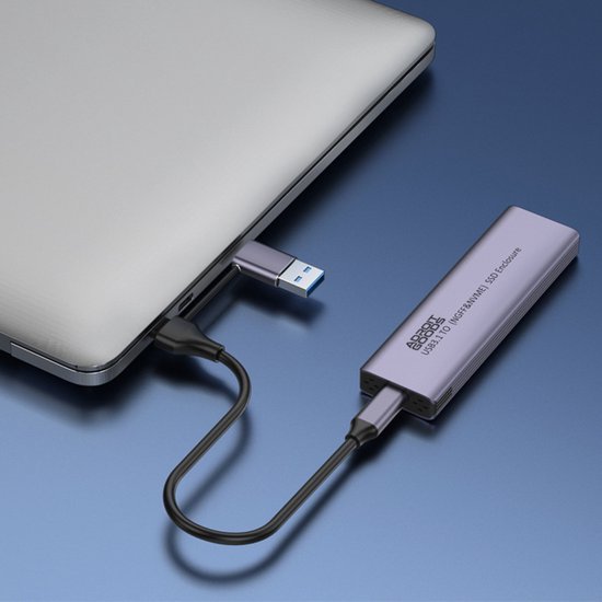Laptop aangesloten op externe SSD met USB-kabel voor snelle gegevensoverdracht