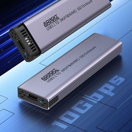 zilvergrijze externe SSD behuizing met USB-C aansluiting en AdroitGoods logo zichtbaar
