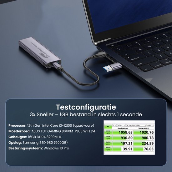 Laptopscherm met aangesloten snelle externe SSD via USB-kabel op donker oppervlak