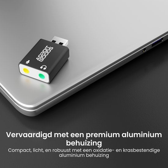 zwarte compacte usb-adapter met koptelefoon- en microfoonaansluiting op laptop