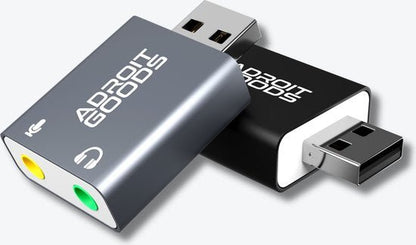 twee USB-geluidsadapters in grijs en zwart met microfoon- en koptelefoonaansluitingen