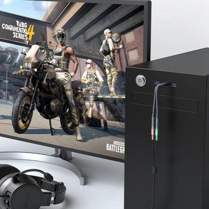 Computersysteem met gamingmonitor en koptelefoon binnen moderne game-opstelling