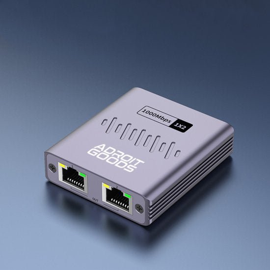 compact zilverkleurig netwerkapparaat met twee ethernetpoorten en merknaam op bovenkant