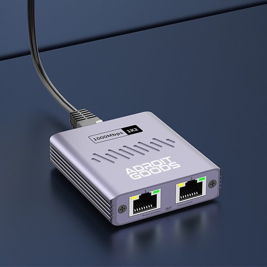 Compact zilverkleurig netwerk switch apparaat met twee ethernetpoorten en aangesloten kabel