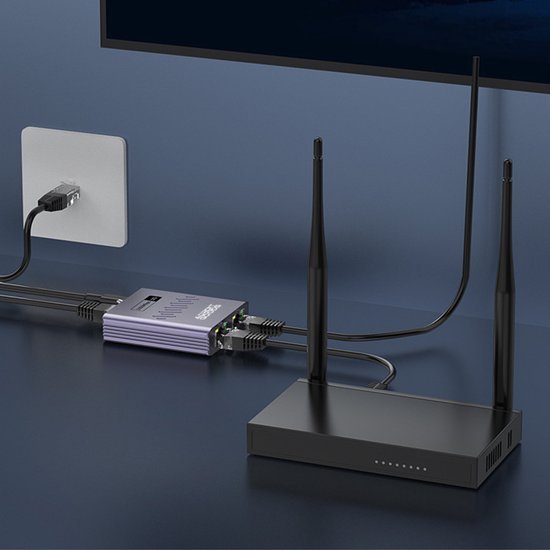Zwarte router met antennes verbonden met een klein apparaat en stroomkabels op een blauwe achtergrond