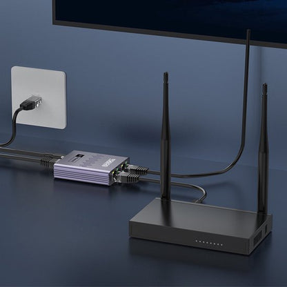 Zwarte router met antennes verbonden met een klein apparaat en stroomkabels op een blauwe achtergrond