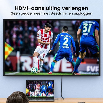 Personen kijken naar een voetbalwedstrijd op een grote tv verbonden met een laptop via HDMI-kabel.